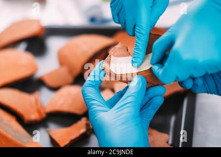 Archäologen rekonstruieren gebrochene Keramik im Labor. Stockfoto