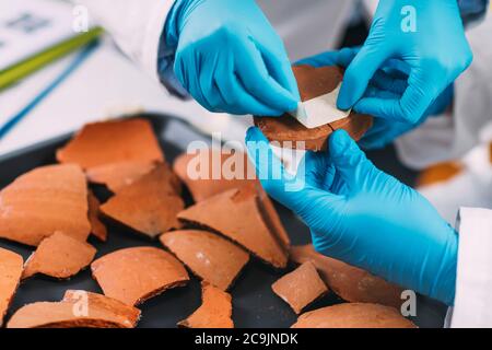 Archäologen rekonstruieren gebrochene Keramik im Labor. Stockfoto