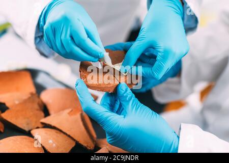 Archäologen rekonstruieren gebrochene Keramik im Labor. Stockfoto