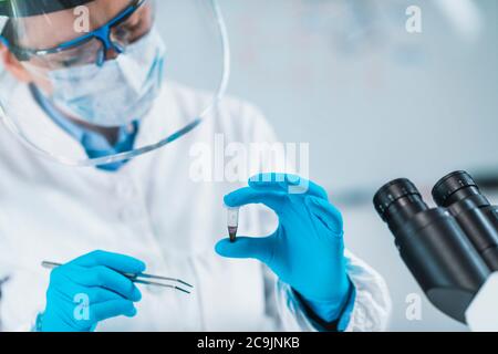 Junge Bioarchäologin, die menschliches osteologisches Material in einem Labor analysiert. Stockfoto