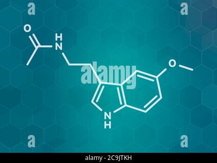 Melatonin Hormonmolekül. Beim Menschen spielt es eine Rolle bei der zirkadianen Rhythmus-Synchronisation. Weiße Skelettformel auf dunklem blauem Gradienten Hintergrund wi Stockfoto