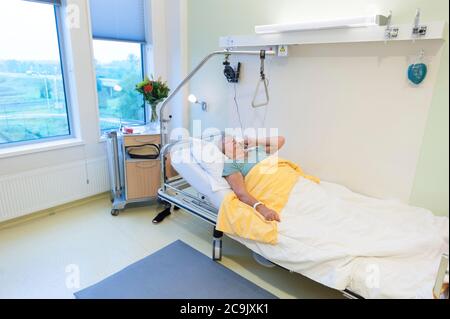 Geriatrische Krankenhausabteilung. Verwirrt Patient auf der geriatrischen Abteilung eines Krankenhauses. Stockfoto