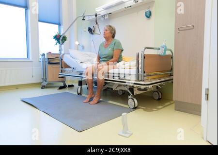 Geriatrische Krankenhausabteilung. Verwirrt Patient auf der geriatrischen Abteilung eines Krankenhauses. Stockfoto