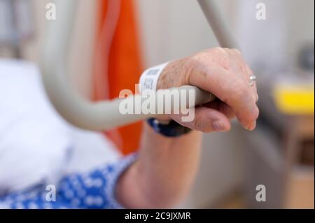 Krankenhausbettgriff, Nahaufnahme. Stockfoto