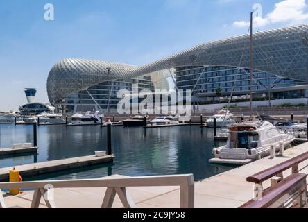 Yas Viceroy Hotel und Yas Marina Circuit, Abu Dhabi. Die berühmte Rennstrecke ist der Austragungsort des Abu Dhabi Formel 1 Grand Prix, der um Hotels herum gebaut wurde Stockfoto