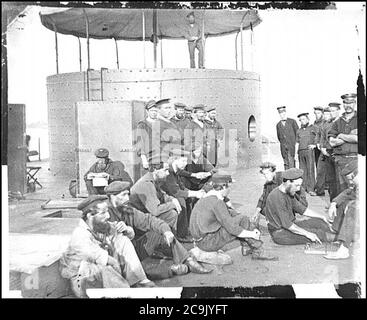 James River, Virginia Segler Entspannung an Deck der USS Monitor Stockfoto