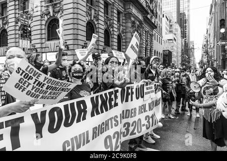 New York, NY - 31. Juli 2020: Friedliche Kundgebung Nehmen Sie sich das Knie vom Hals, gesehen auf der 5th Avenue vor dem Trump Tower Stockfoto