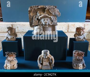 Keramik-Bildnis aus den Ruinen der Zapotec-Stadt Atzompa im Museo Comunitario Santa Maria Atzompa, Oaxaca, Mexiko. Stockfoto