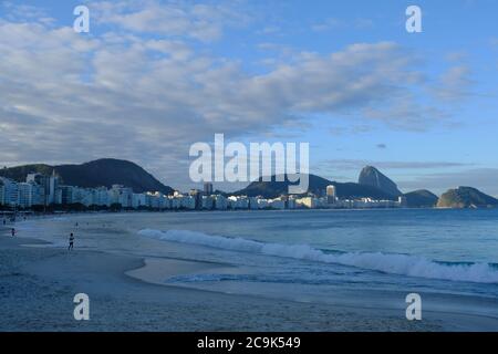 Brasilien Rio de Janeiro - Copacabana Beach - Praia de Copacabana in der Dämmerung Stockfoto