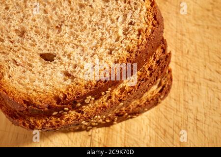 Vollkornbrotscheiben, manchmal auch als Vollkornbrot bezeichnet Stockfoto