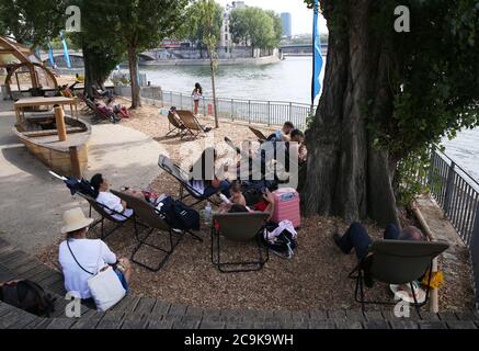 Paris, Frankreich. Juli 2020. Die Menschen ruhen sich an der seine aus, während eine Hitzewelle über Paris, Frankreich, 31. Juli 2020 rollt. Die französische Wetteragentur Meteo France hat am Freitag 29 Regionen, darunter Ile-de-France -- die große Region Paris, unter orangefarbener Warnung bei Hitzewelle bis Samstagmorgen. Kredit: Gao Jing/Xinhua/Alamy Live Nachrichten Stockfoto