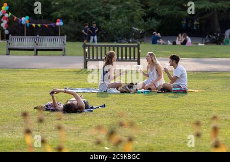 London, Großbritannien. Juli 2020. Am 31. Juli 2020 genießen die Menschen ihre Freizeit im Regent's Park in London, Großbritannien. Quelle: Han Yan/Xinhua/Alamy Live News Stockfoto