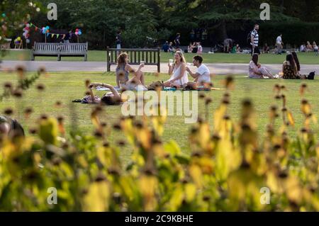 London, Großbritannien. Juli 2020. Am 31. Juli 2020 genießen die Menschen ihre Freizeit im Regent's Park in London, Großbritannien. Quelle: Han Yan/Xinhua/Alamy Live News Stockfoto