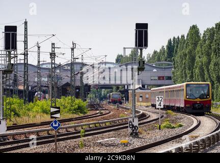 Potsdam, Deutschland. Juli 2020. Eine S-Bahn der Linie S7 verlässt den Hauptbahnhof in Richtung Berlin Ahrensfelde. Quelle: Soeren Stache/dpa-Zentralbild/ZB/dpa/Alamy Live News Stockfoto