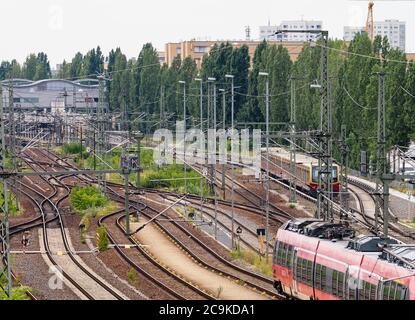Potsdam, Deutschland. Juli 2020. Eine S-Bahn der Linie S7 (r) kommt aus Berlin und fährt in den Hauptbahnhof. Im Vordergrund steht ein regionaler Ausdruck. Quelle: Soeren Stache/dpa-Zentralbild/ZB/dpa/Alamy Live News Stockfoto
