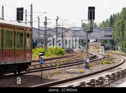Potsdam, Deutschland. Juli 2020. Eine S-Bahn der Linie S7 kommt aus Berlin und kommt am Hauptbahnhof an. Quelle: Soeren Stache/dpa-Zentralbild/ZB/dpa/Alamy Live News Stockfoto