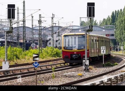 Potsdam, Deutschland. Juli 2020. Eine S-Bahn der Linie S7 kommt aus Berlin und kommt am Hauptbahnhof an. Quelle: Soeren Stache/dpa-Zentralbild/ZB/dpa/Alamy Live News Stockfoto