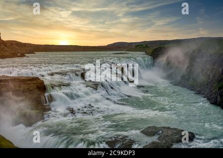 Der Sonnenaufgang am Morgen an den Gullfoss Falls ist ein beliebtes Touristenziel auf der Golden Circle Route in Island. Dramatische dunkle Töne. Stockfoto