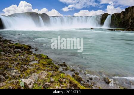 Godafoss Wasserfall der größte und prächtigste in Nordisland die Sommersaison hat blauen Himmel und schöne Wolken. Stockfoto