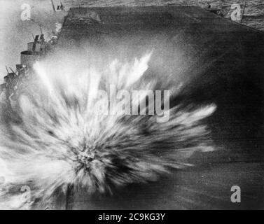 Japanische Bombe trifft auf USS Enterprise (CV-6) Flugdeck während der Schlacht der östlichen Solomons, 24. August 1942 Stockfoto