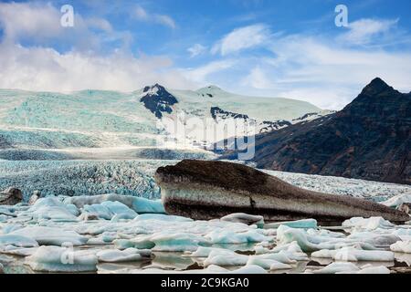 Herrlicher Panoramablick auf Fjallsarlon Berge und Lagune mit großen Gletscherseen und Eisberg schwimmt auf dem Wasser im Vatnajokull Nationalpark Stockfoto