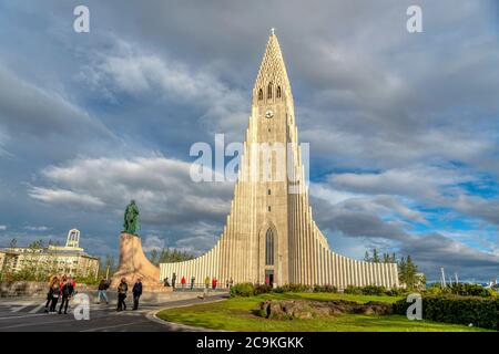 Reykjavik / Island - Juli 05 2018 : Hallgrimskirkja ist eine lutherische Kirche mit einer Höhe von 73 Metern. Es ist die größte Kirche in Island. In der gerade Stockfoto