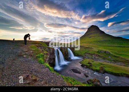 Am Abend fotografieren Fotografen den wasserfall kirkjufell, Berge und Wasserfälle. Der Himmel in der Dämmerung ist wunderschön. Stockfoto