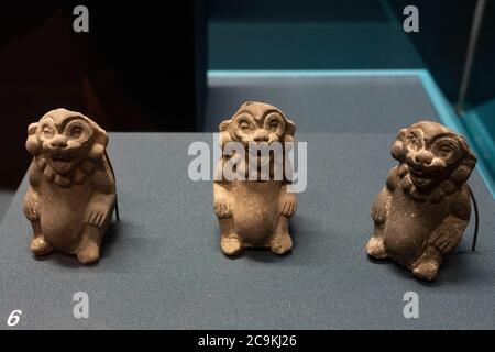 Kleine Keramikaffen aus den Ruinen der Zapoteschen Stadt Atzompa im Museo Comunitario Santa Maria Atzompa, Oaxaca, Mexiko. Stockfoto