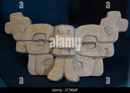 Eine Keramikarbeit, die Cocijo, den Regengott, aus den Ruinen der Zapoteschen Stadt Atzompa im Museo Comunitario Santa Maria Atzompa, Oaxaca, darstellt, Stockfoto