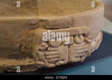 Hände auf einen Keramiktopf aus den Ruinen der Zapoteschen Stadt Atzompa im Museo Comunitario Santa Maria Atzompa, Oaxaca, Mexiko. Stockfoto