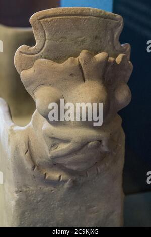 Ein Keramikstück, das Cocijo, den Regengott, aus den Ruinen der Zapotec-Stadt Atzompa im Museo Comunitario Santa Maria Atzompa, Oaxaca darstellt. Stockfoto