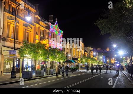 „The Rocks“, ein Vorort in Sydney, Australien, ist für das jährliche „Vivid Sydney“-Festival hell erleuchtet. Mai 28 2019 Stockfoto