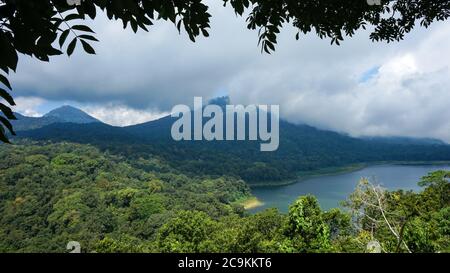 Schöne Naturlandschaft mit Bergen, Wäldern und Seen Stockfoto