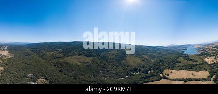 Panorama Berge des Crystal Springs Reservoir, San Mateo County, Kalifornien Stockfoto