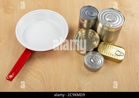 Bild von Camping-Tools auf einem Tisch - Tank, Dosen, etc - bereit, in den Wald zu gehen Stockfoto