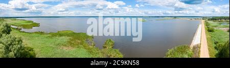 Wasseroberfläche des Wasserreservoirs Luban in Weißrussland. Schöne Sommerlandschaft. Luftpanorama Stockfoto