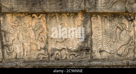 Die Plattform der Schädel oder die Tzompantli wurde verwendet, um die Schädel von gefallenen Feinden und Opferopfern in den Ruinen der großen Maya zu zeigen Stockfoto