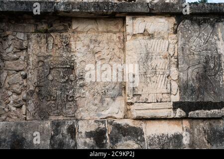 Die Venusplattform auf dem Hauptplatz der Ruinen der großen Maya-Stadt Chichen Itza, Yucatan, Mexiko. Es wurde wahrscheinlich für rituelle Purpo verwendet Stockfoto