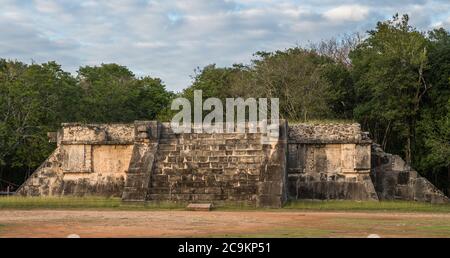 Die Venusplattform auf dem Hauptplatz der Ruinen der großen Maya-Stadt Chichen Itza, Yucatan, Mexiko. Es wurde wahrscheinlich für rituelle Purpo verwendet Stockfoto