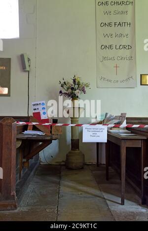 Coronavirus Vorsichtsmaßnahmen und Beschilderung in der kleinen Pfarrkirche in Little Hereford, Herefordshire Stockfoto