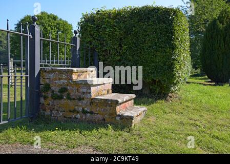 Ein Reitblock oder Montageschritte eines Pferdes aus alten Grabsteinen außerhalb der Little Hereford Pfarrkirche, Herefordshire Stockfoto