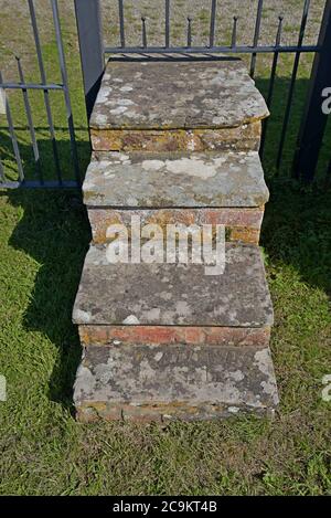 Ein Reitblock oder Montageschritte eines Pferdes aus alten Grabsteinen außerhalb der Little Hereford Pfarrkirche, Herefordshire Stockfoto