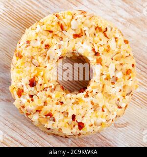 Appetitlich gesundes Dessert, weicher Frischkäse mit kandierten Früchten und gerösteten Mandeln Stockfoto