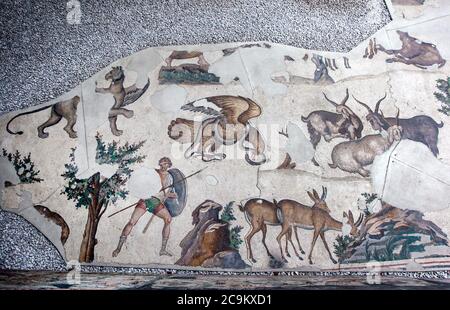 Byzantinische Mosaiken aus dem 5. Jahrhundert aus dem Großen Palastmosaik im Istanbuler Mosaikmuseum in der Türkei. Diese Szene zeigt verschiedene Tiere und einen Krieger. Stockfoto