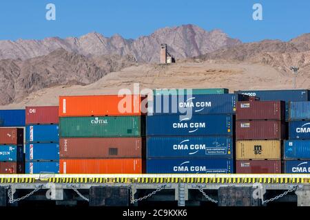 Eine Reihe von Schiffscontainern sitzt auf dem Dock des Aqaba Container Terminals am Golf von Aqaba in Jordanien. Stockfoto