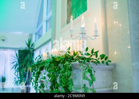 Kerzen am Kamin im Bankettsaal Stockfoto