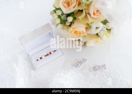 Eine Schachtel für Eheringe und Brautstrauß Stockfoto