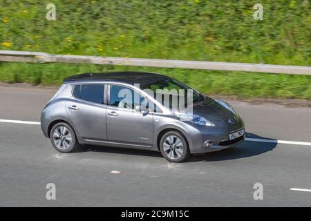 2016 Silber Nissan Leaf Tekna 30Kwh; Fahrzeug Verkehr Moving Vehicles, Autos fahren EV-Fahrzeug auf britischen Straßen, Elektromotoren, Fahren auf der Autobahn M6 Autobahnnetz. Stockfoto