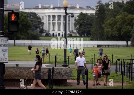 Washington, USA. August 2020. Leute besichtigen die National Mall in Washington, DC, USA, 31. Juli 2020. Die Zahl der COVID-19-Fälle überstieg am Freitag 4.5 Millionen mit über 152,000 Todesfällen in den Vereinigten Staaten. Kredit: Ting Shen/Xinhua/Alamy Live Nachrichten Stockfoto