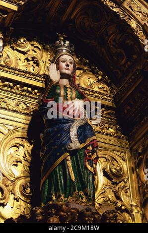 EVORA, PORTUGAL – 2. FEBRUAR 2019: Die Frau der Mütter, seltenes Beispiel der mittelalterlichen Skulptur einer schwangeren Jungfrau Maria, in der Kathedrale von Evora, Alen Stockfoto